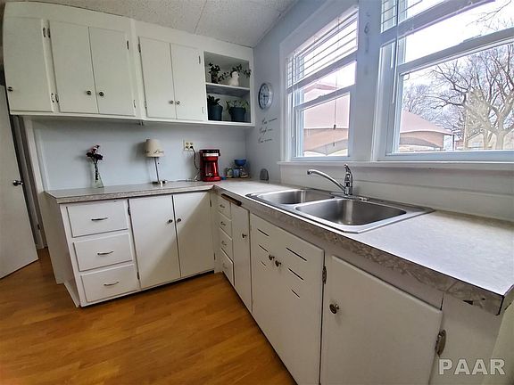 5th image of 208 E Front St