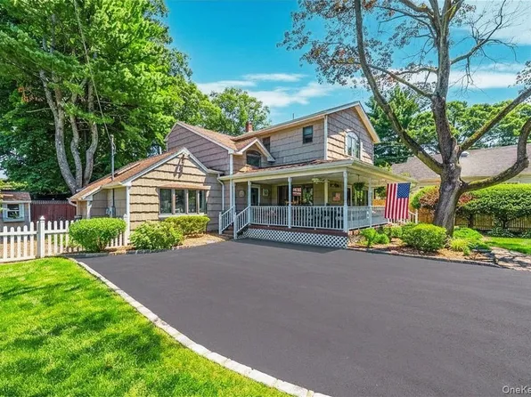 24 Luther Place, Huntington Station, NY 11746