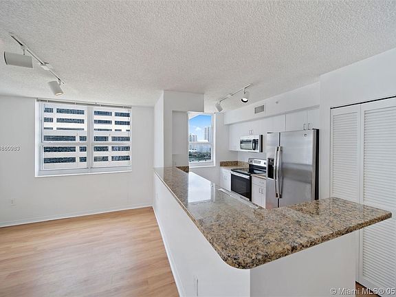 4th image of 1115 Brickell Bay Dr #702