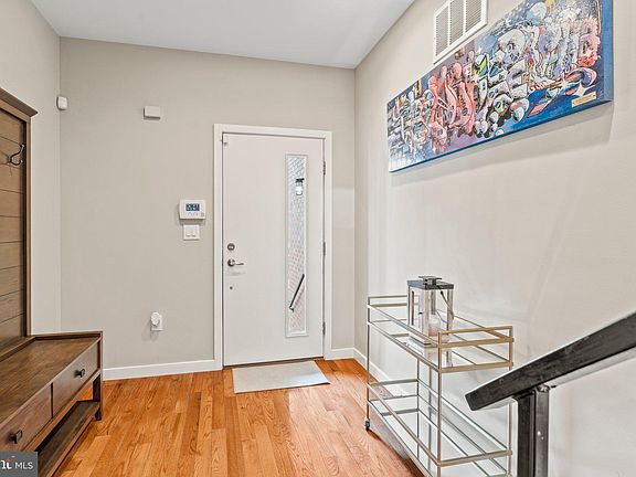 3rd image of 624 E Flora St