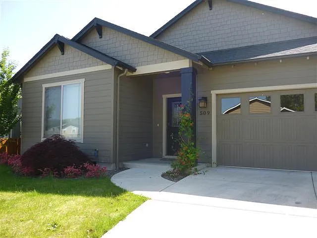 Beautiful 3 Bedroom, 2 Bathroom Home in SW Medford — Photo 1