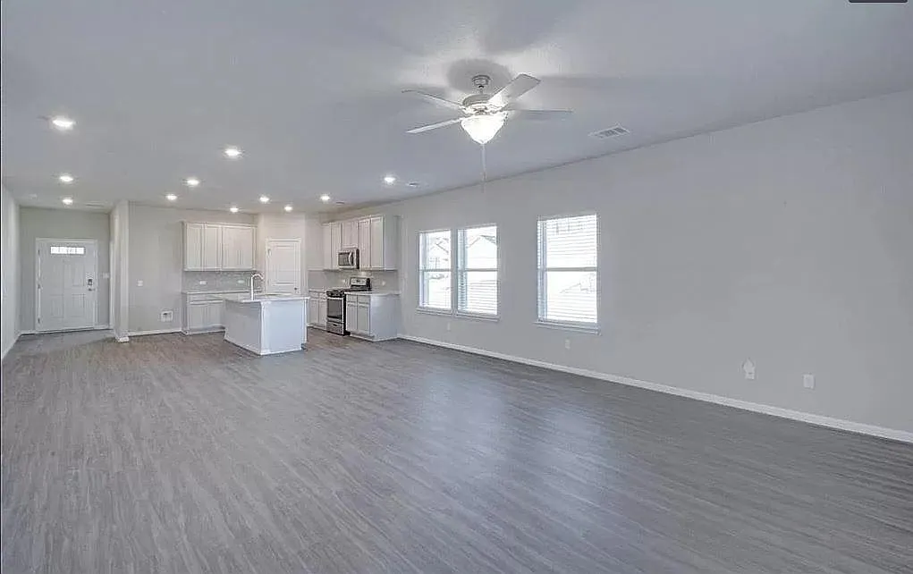 4 bed, 2674 sqft, $2,595 — Photo 2