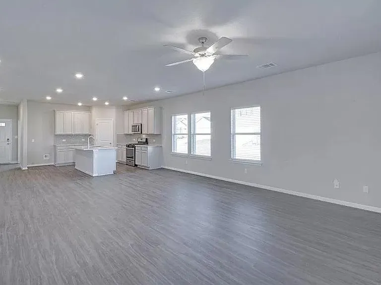 1605 Torre St — Photo 2