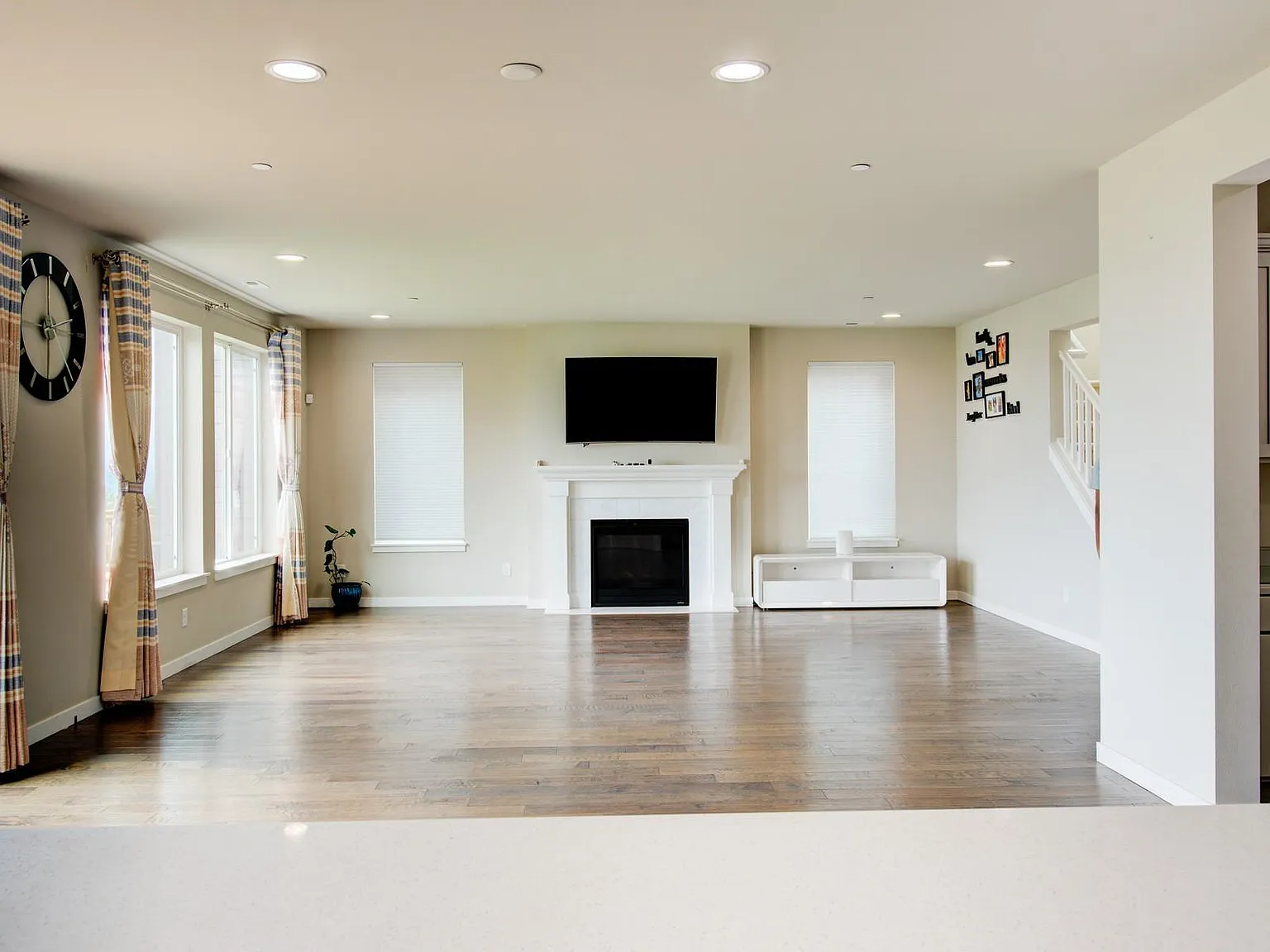 4 bed, 2.5 bath, 2900 sqft, $4,200 — Photo 3