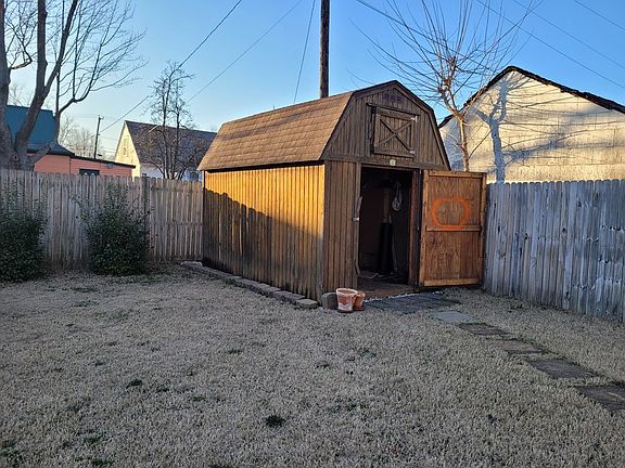 3rd image of 3022 Daviess St