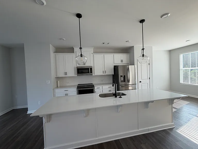 900 Colton Dr — Photo 2