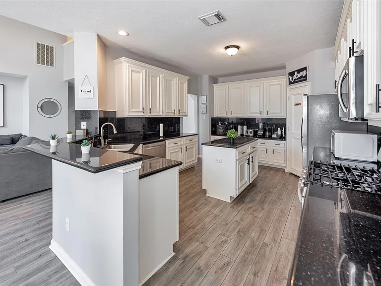 10815 Oak Bayou Ln — Photo 8