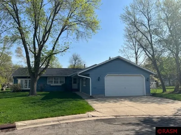 207 Kings Dr, Blue Earth, MN 56013