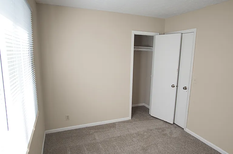 111 E Westplains Rd — Photo 39