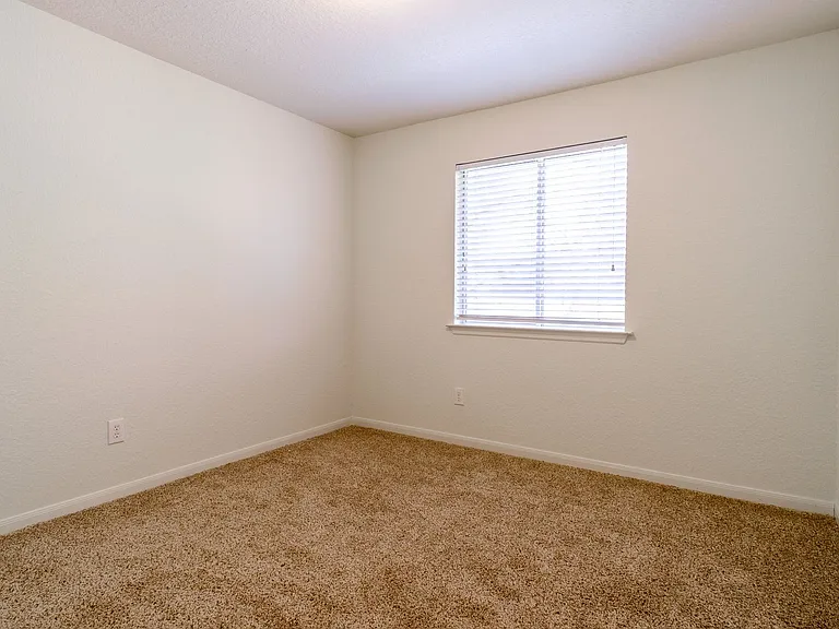 2918 Five Oaks Dr — Photo 22