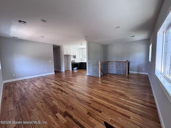 4th image of 262 Armstrong Ave