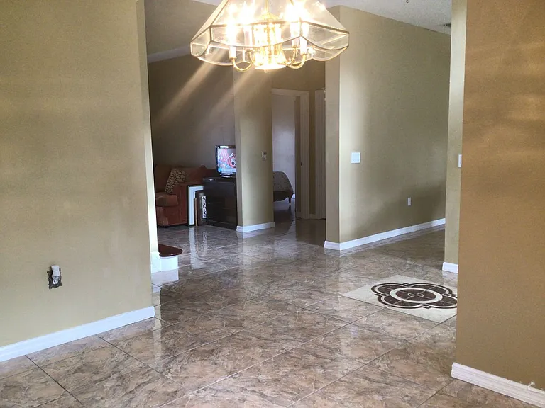 410 Bloomfield Dr — Photo 3