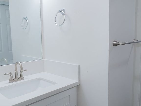5th image of 969 Thomas Ave #1