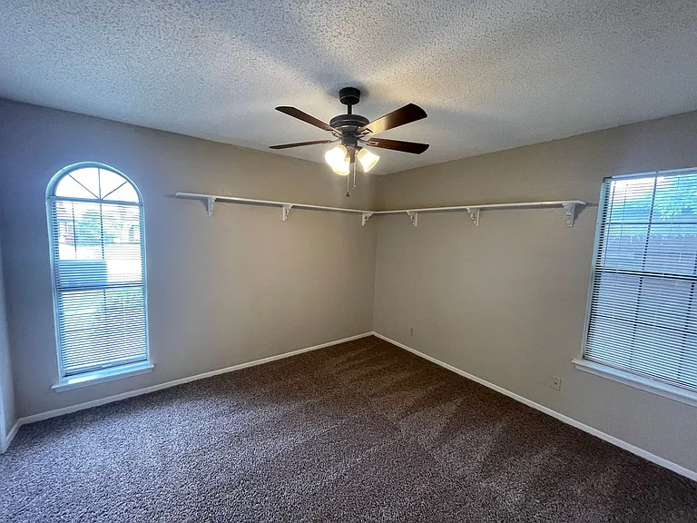 821 Loganwood Dr — Photo 12
