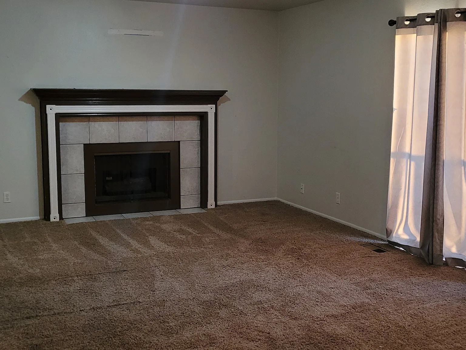 4 bed, 2.5 bath, 2400 sqft, $2,395 — Photo 3