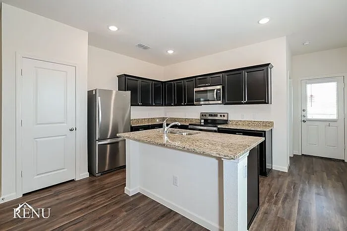 3 bed, 2.0 bath, 1401 sqft, $1,935 — Photo 4