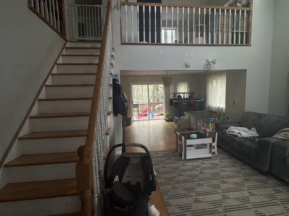 661 Glen Circle Dr, Tobyhanna, PA 18466