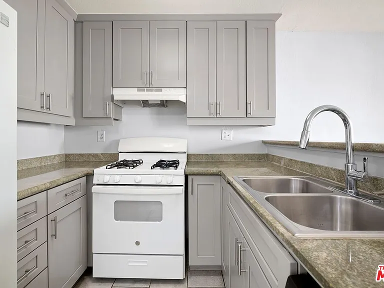18530 Hatteras St #115 — Photo 7