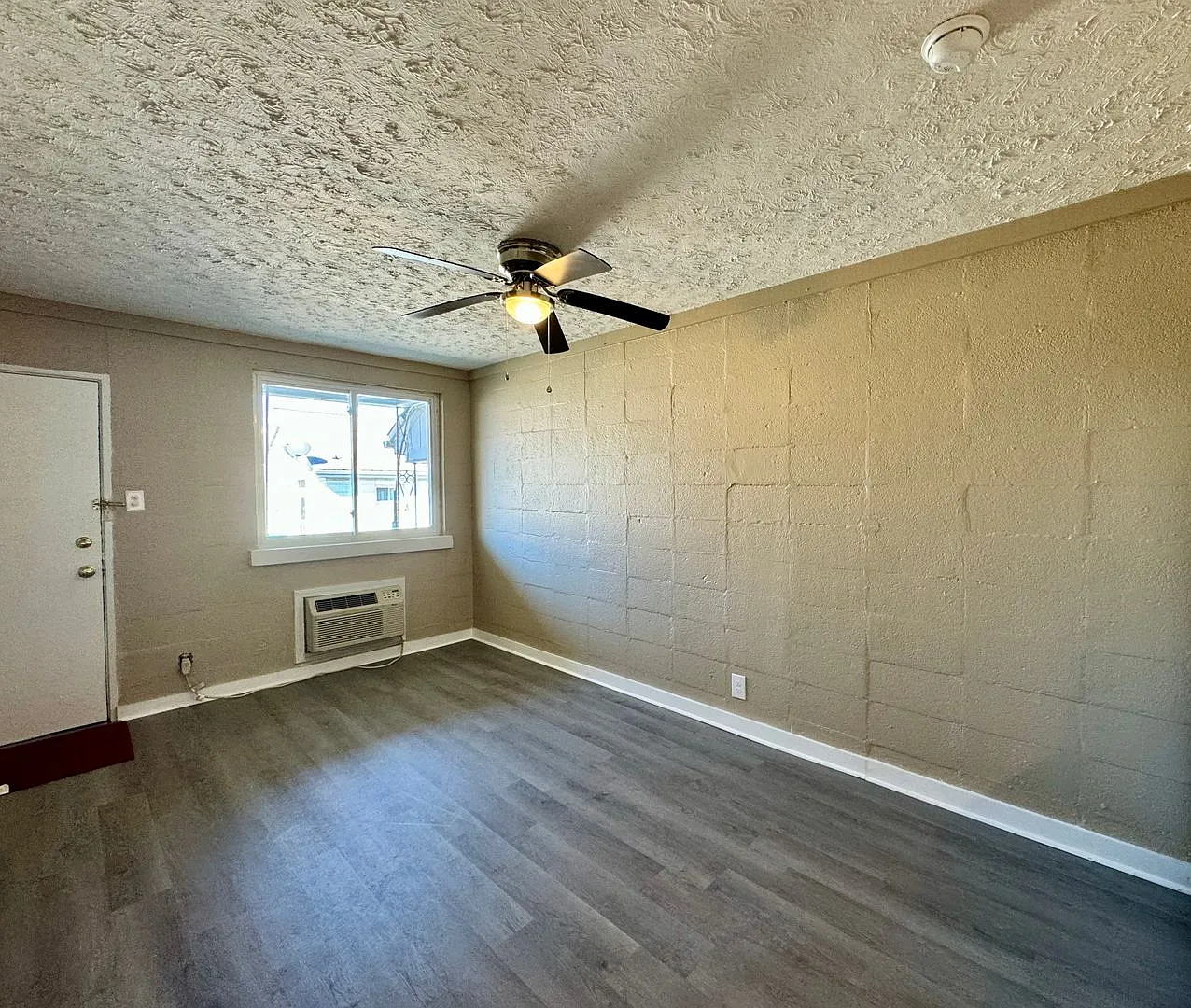 Weekly OR Monthly - One Bedroom, Utilities Included — Photo 4