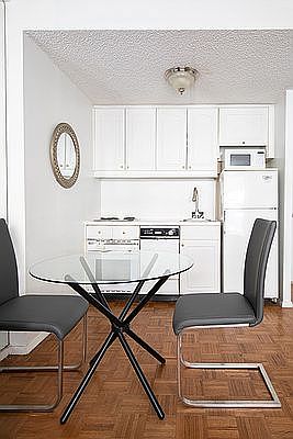 5th image of 150 W 51st St APT 1127