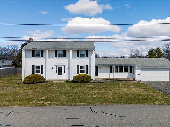 3rd image of 594 Algonquin Dr