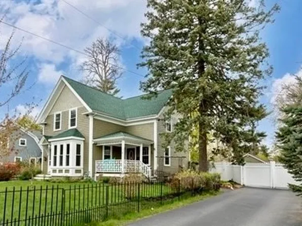 9 Pembroke St, Kingston, MA 02364