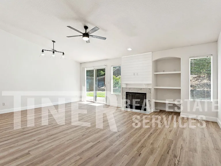 1742 Poppy Dr — Photo 2