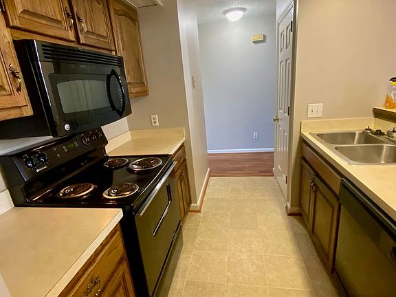 5th image of 219 Village Cir W