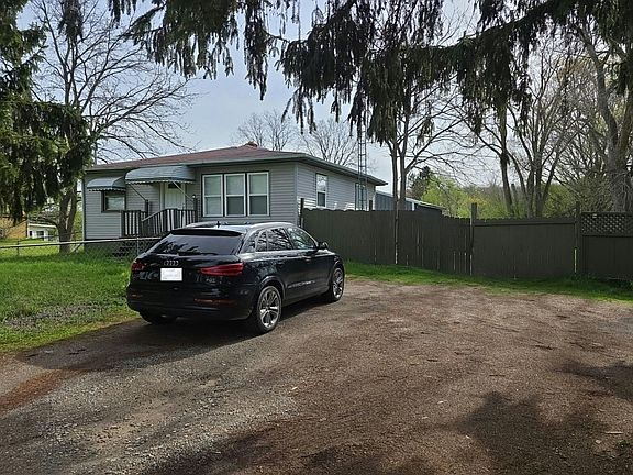 2nd image of 4214 N Linden Rd