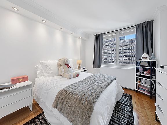 4th image of 212 E 47th St APT 19D