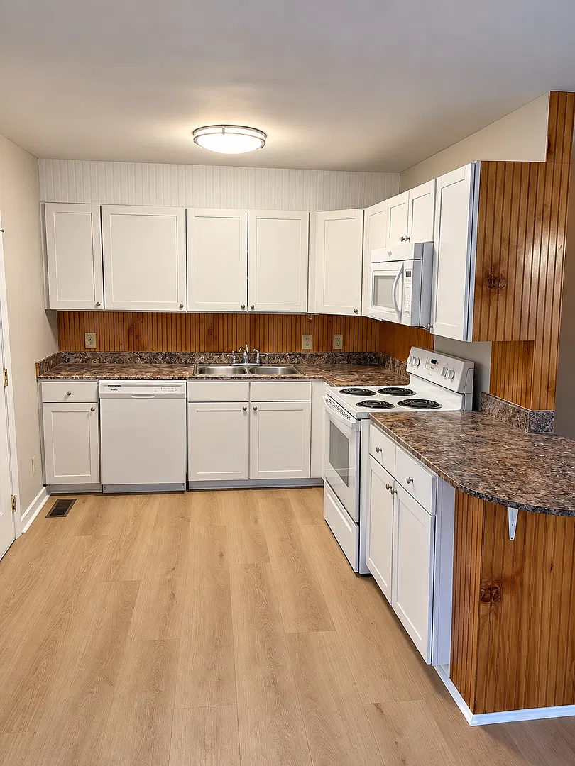 12 Sheppard Street — Photo 2