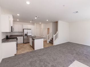 960 Foxwood Ln, Vista, CA 92081