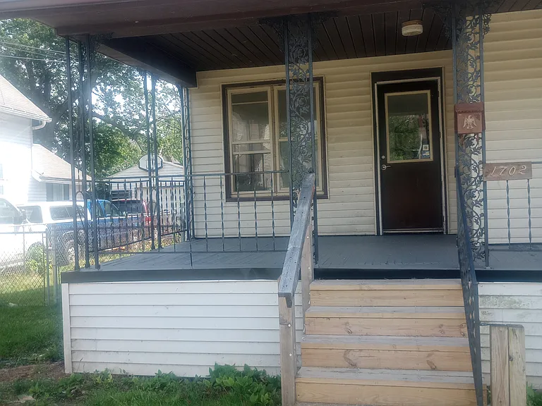 1702 W 7th St — Photo 1