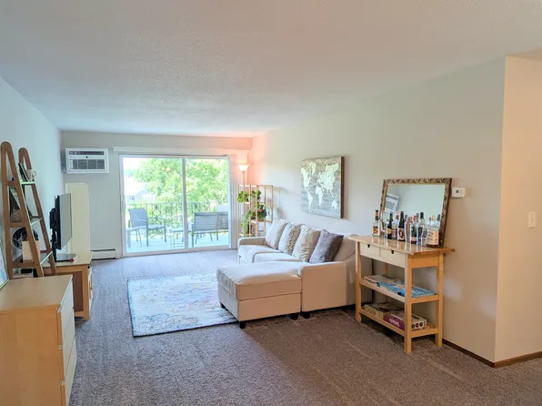2700 Dale St N APT 304, Roseville, MN 55113