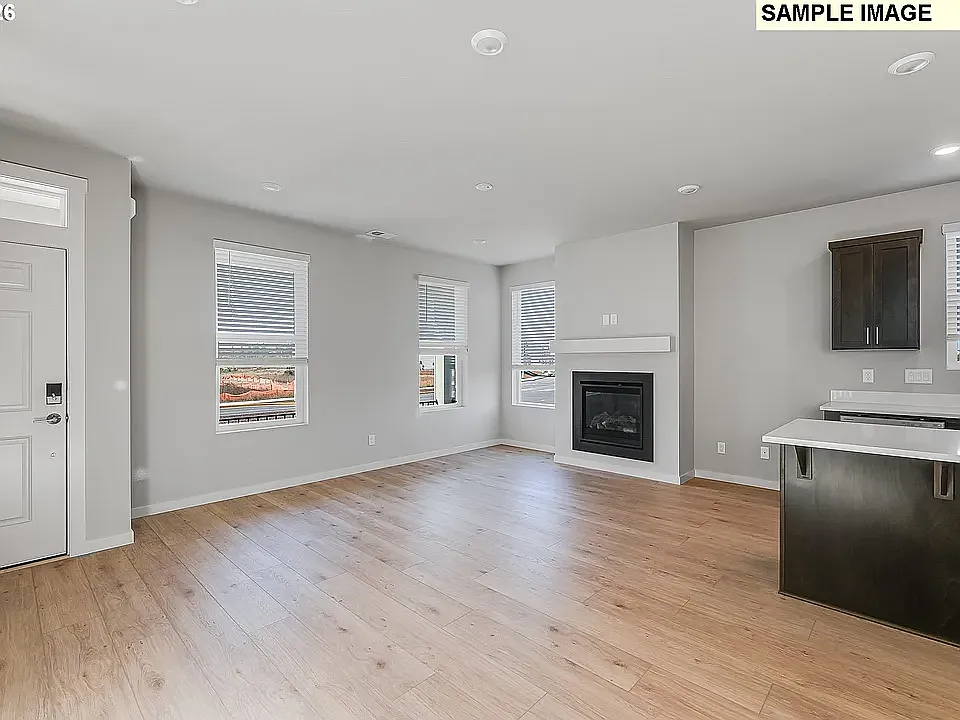 3 bed, 1894 sqft, $2,995 — Photo 2