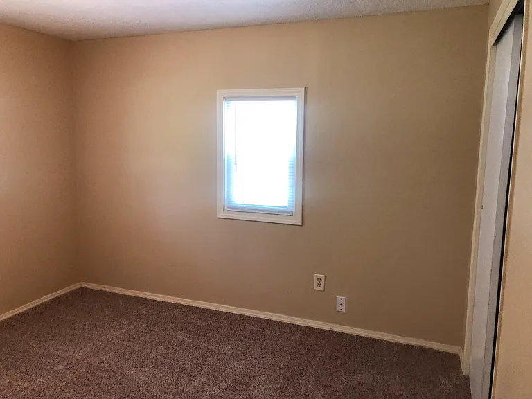 902 Evergreen St — Photo 7