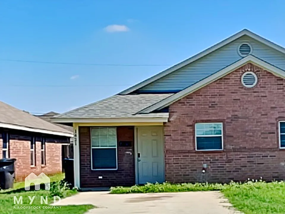 1421 E Robert St