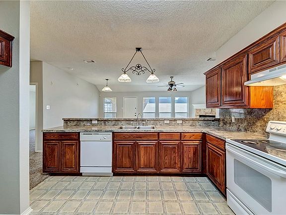 3rd image of 909 Ryanfield Ct