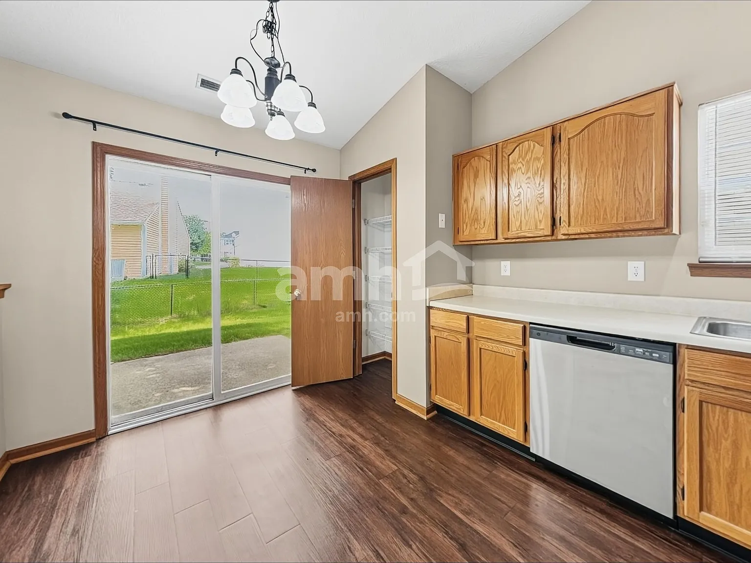 3 bed, 2.0 bath, 1256 sqft, $1,690 — Photo 3