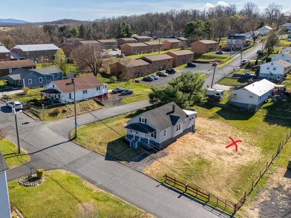 Mulberry St, Staunton, VA 24401