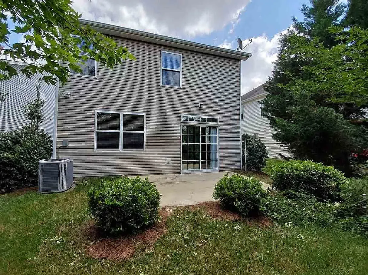 4 bed, 2.5 bath, 2080 sqft, $2,200 — Photo 2