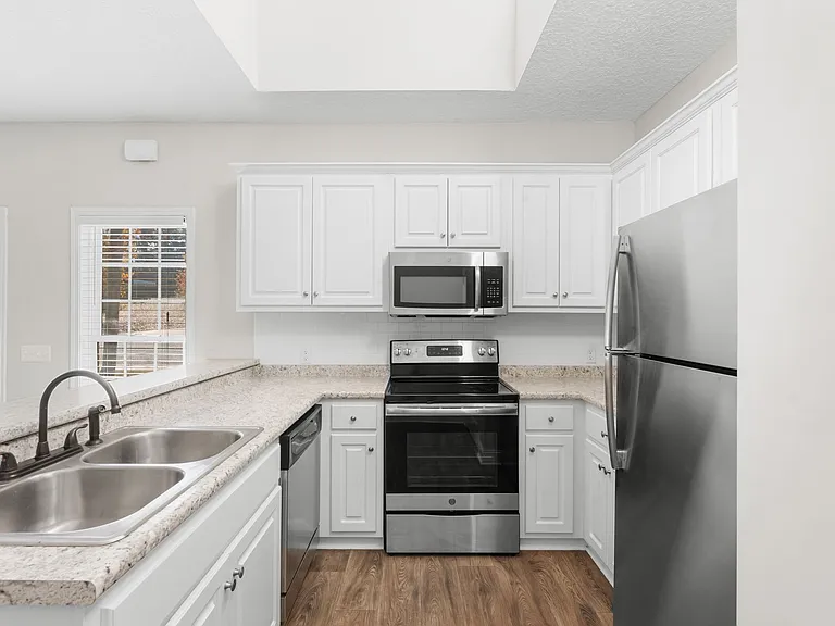 27 W Grady St — Photo 4