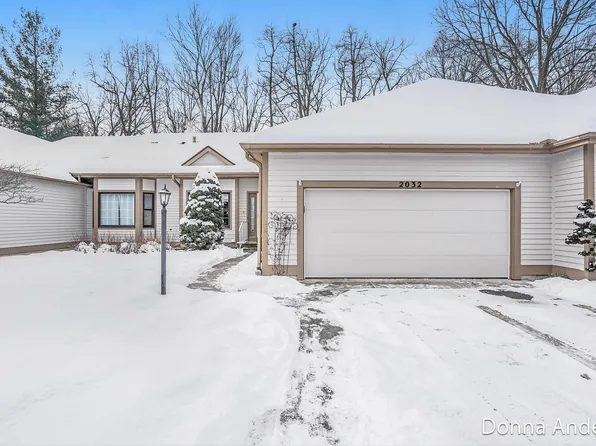 2032 S Cross Creek Dr SE, Grand Rapids, MI 49508