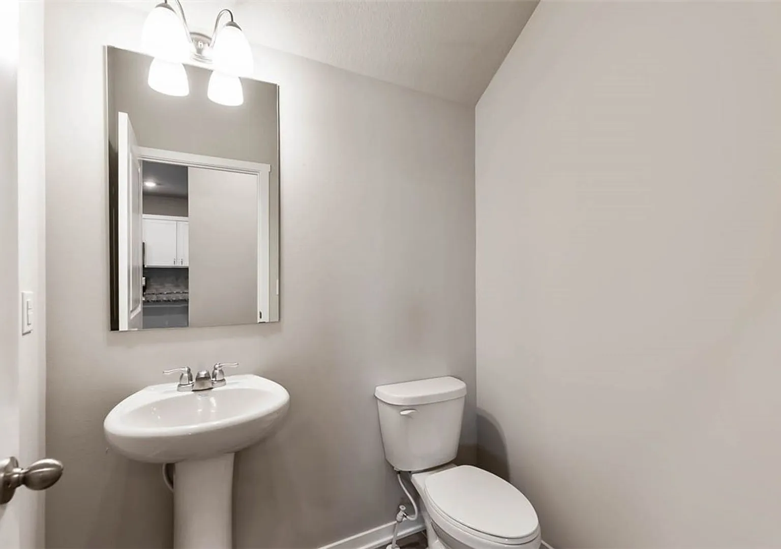 Modern 4-Bedroom Home in Prairie Trail | 2408 SW Plaza Parkway — Photo 4