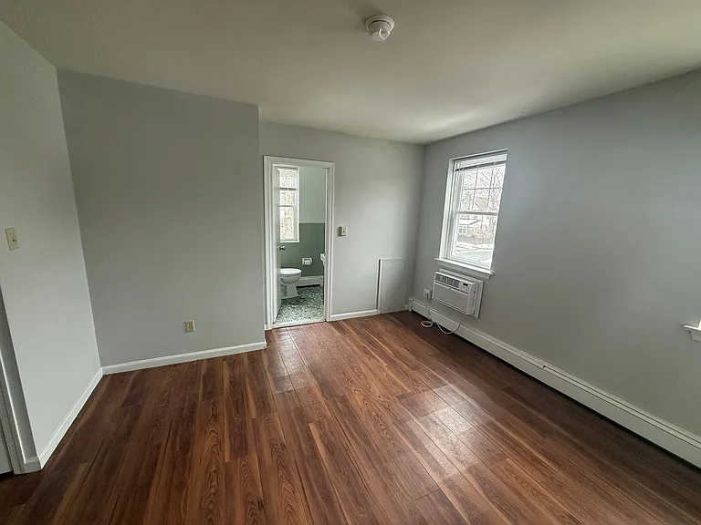 323-325 Haverford Ave — Photo 6