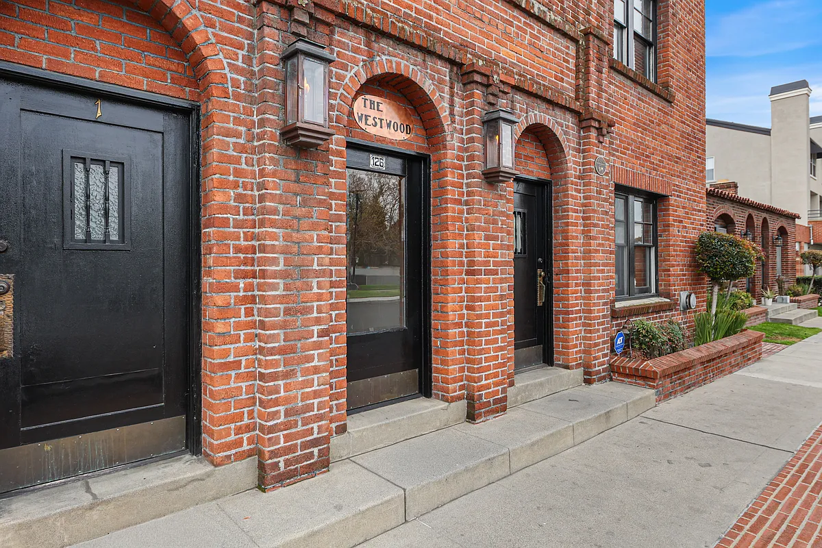 Building Photo - 126 W Whiting Ave #3