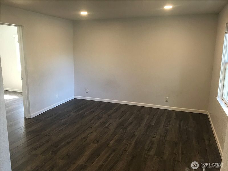 2nd image of 2515 Oakes Ave