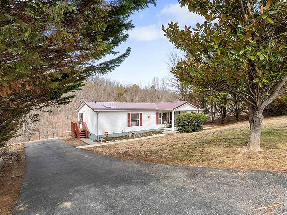3rd image of 1395 Lakewood Dr