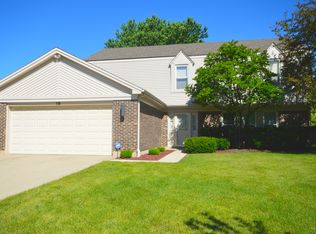 18 Newtown Ct W, Buffalo Grove, IL 60089