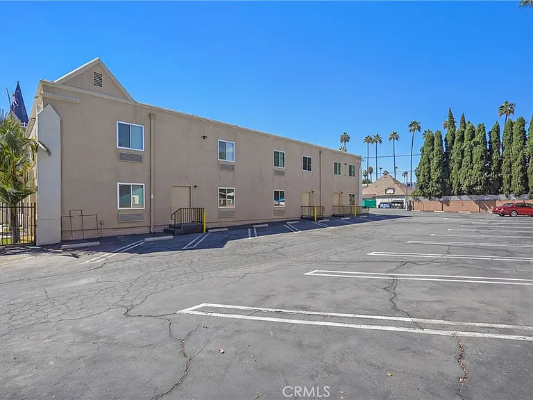 14335 Hamlin St — Photo 40